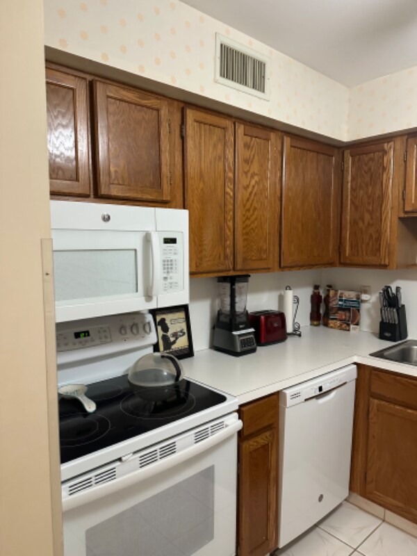 Building Photo - 9900 Pineapple Tree Dr