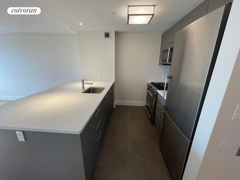 Primary Photo - 885 Grand St