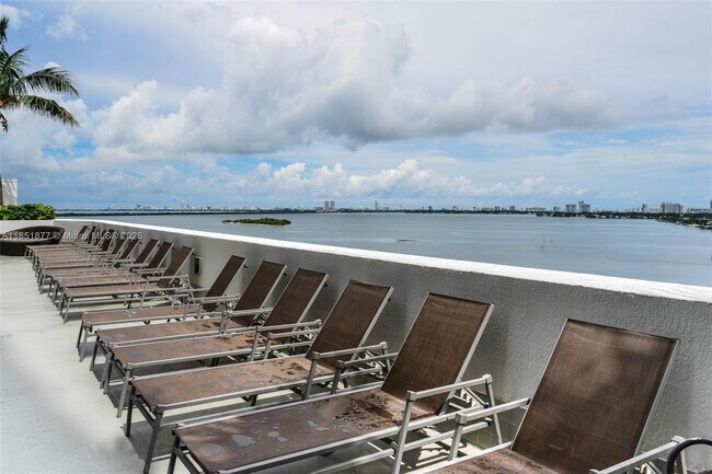 Building Photo - 1750 N Bayshore Dr