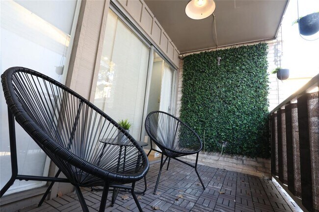 Building Photo - 1304 Summit St