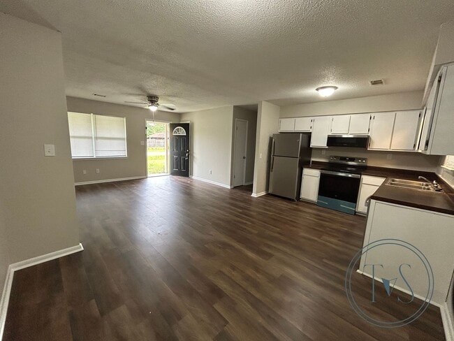 Building Photo - RATE DROP ALERT! (was $1690/month)