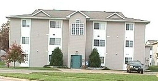 Building Photo - Eastside Iowa City 2 bedroom condo.