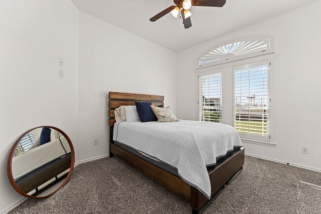 Building Photo - 1400 N Redondo Ave