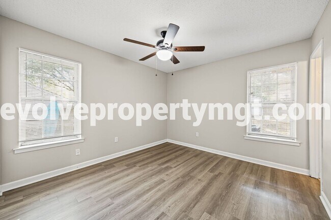 Building Photo - Charming Collierville home in PRIME location!