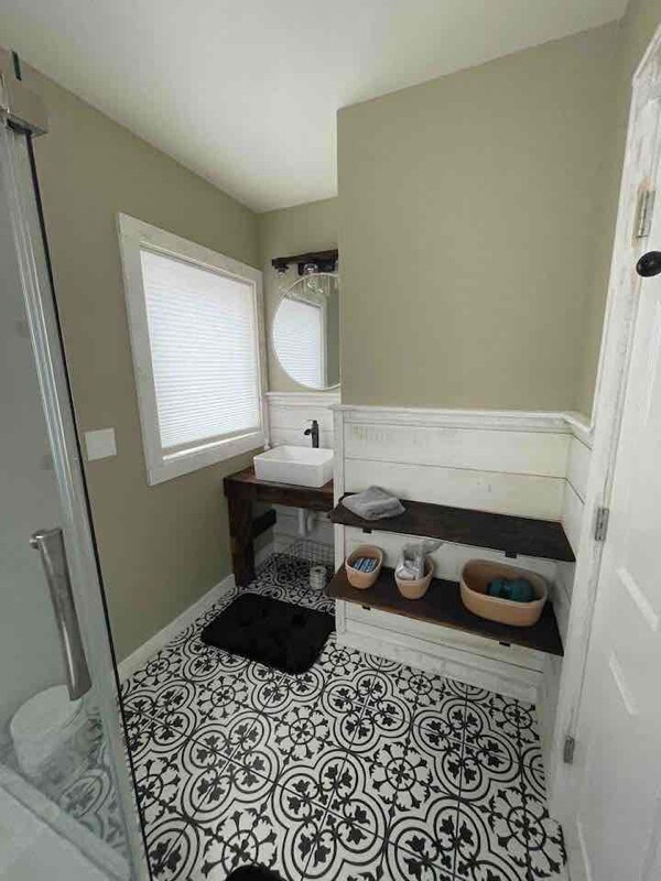 Building Photo - 220 ME-133