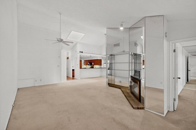 Building Photo - Spacious Townhome with Lake Views on a Pri...