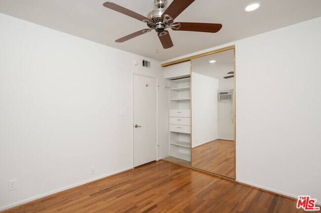 Building Photo - 256 S Doheny Dr