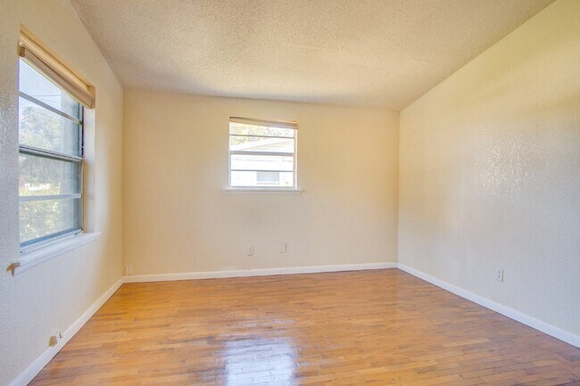 Building Photo - Pensacola 3BR Home with Bonus Den, Hardwood Floors & Fenced Backyard-Coming Available 8/17.