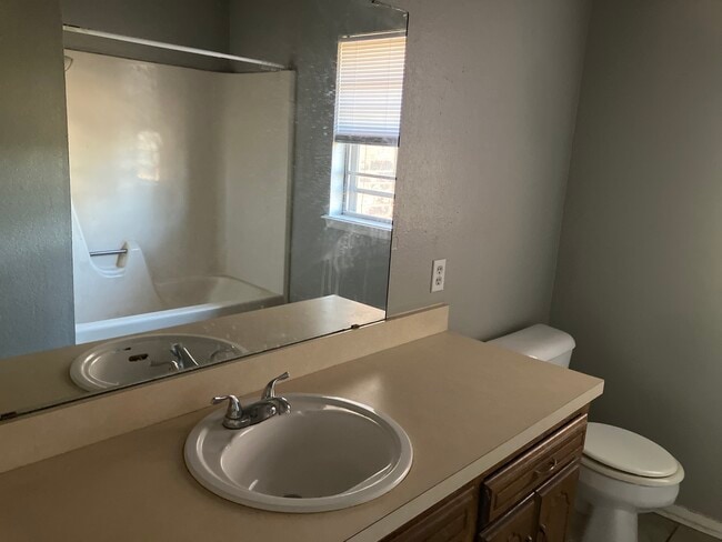 Building Photo - 511 Mark St