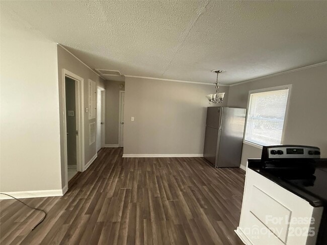 Building Photo - 431 Red Tip Ln