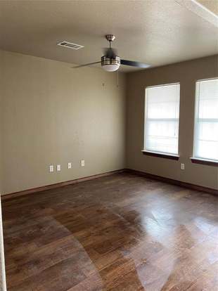 Building Photo - 10910 Shady Oaks Dr