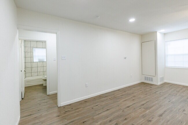 Building Photo - Newly Remodeled Duplex with Modern Touches...