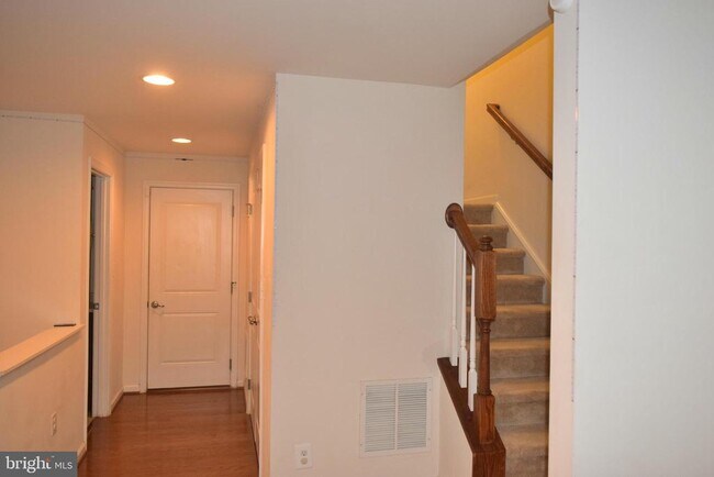 Building Photo - 8659 Rosecrans Ln