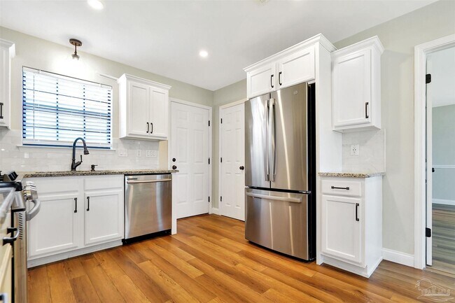 Building Photo - 323 Twisted Oak Dr