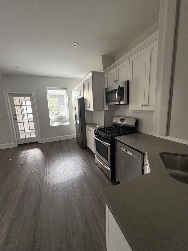 Building Photo - 147 E Cottage St