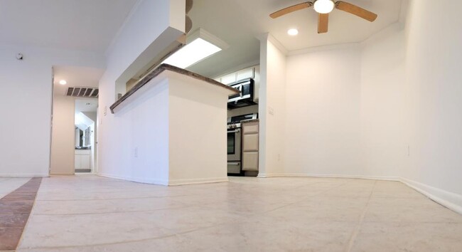 Building Photo - 2 bedroom in North Hollywood CA 91601