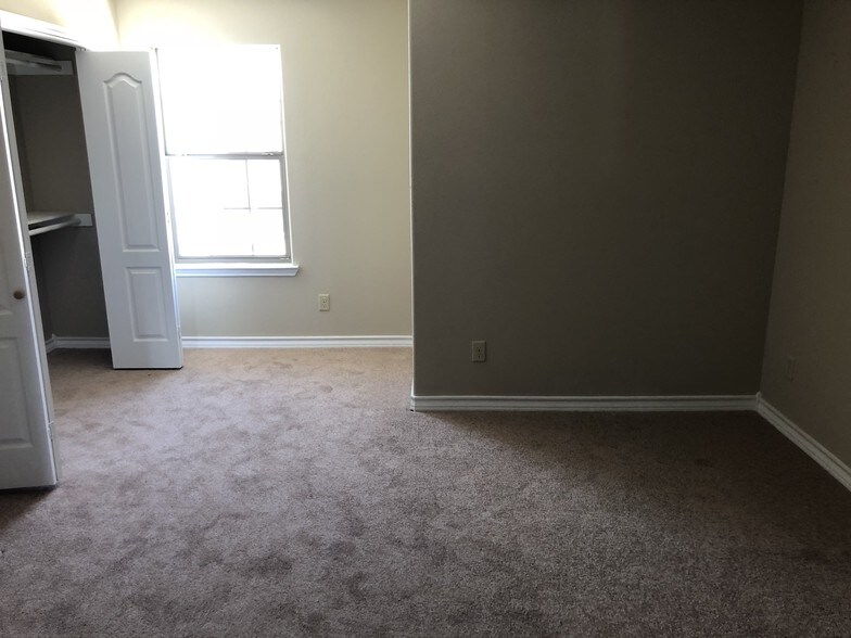 Building Photo - 602 Basswood Dr