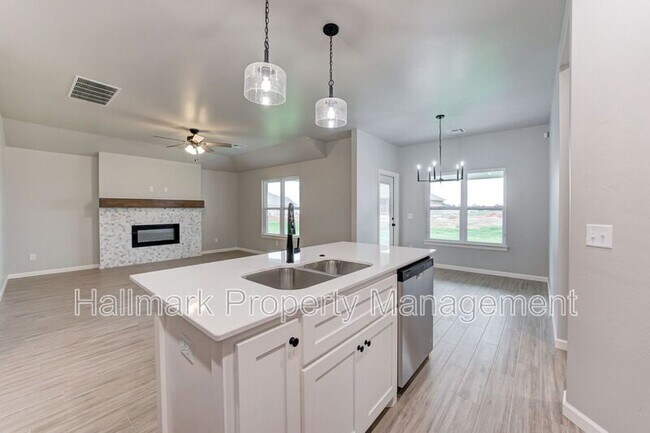 Building Photo - 560 Hackberry Ln