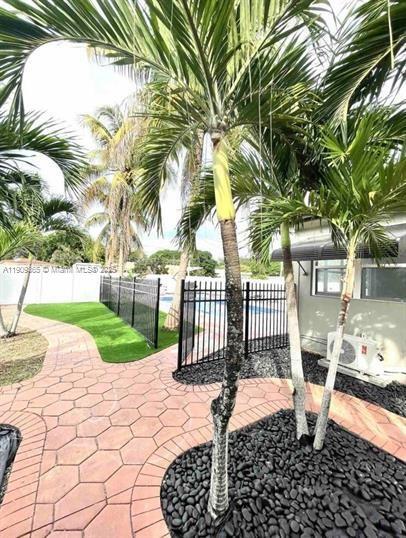 Building Photo - 1929 Dewey St