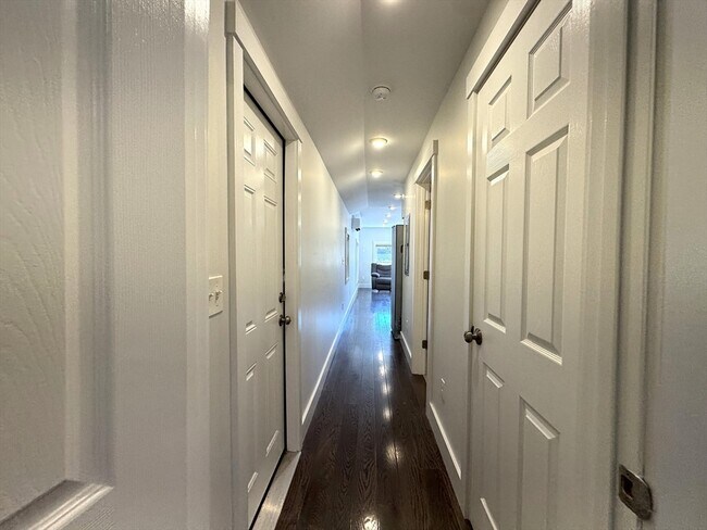 Building Photo - 142 Main St