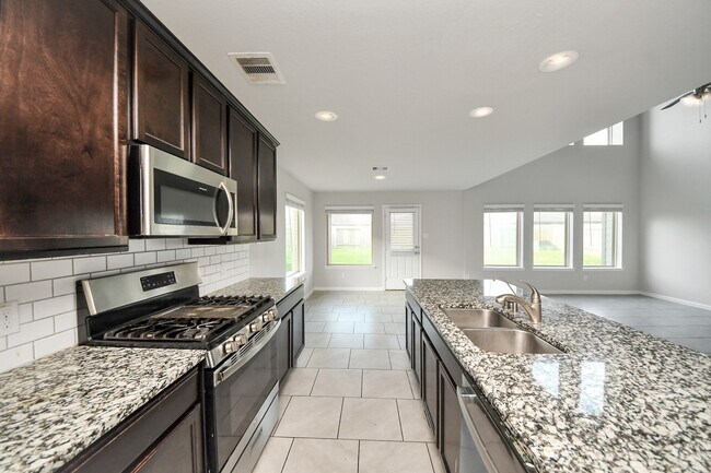 Building Photo - 18319 Pin Oak Lake Dr