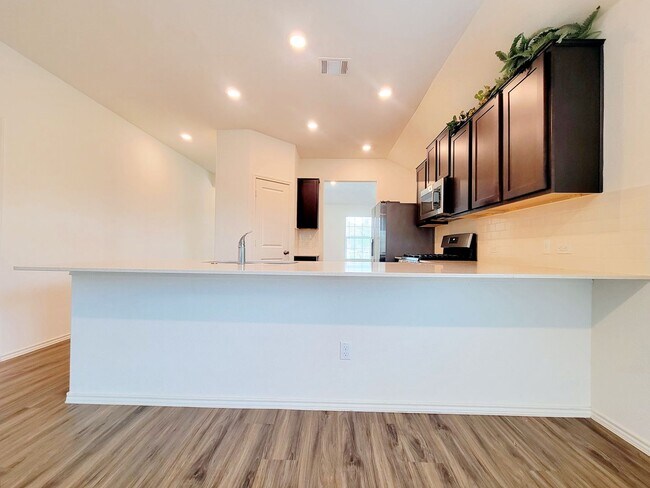 Building Photo - Modern & Spacious 3BR/2BA Home with Covere...
