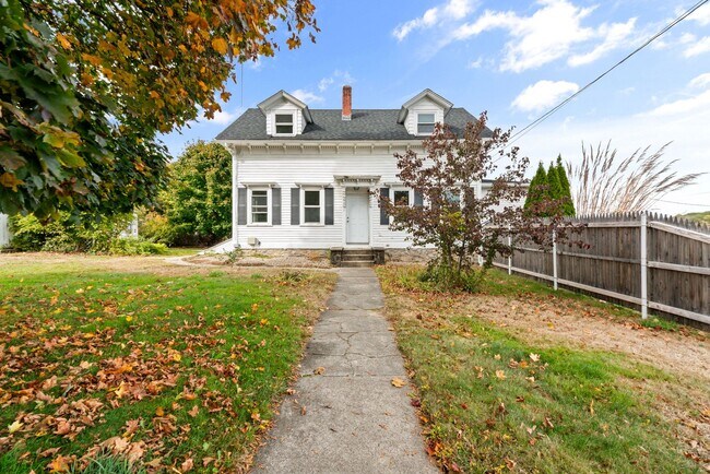 Building Photo - Spacious 3-Bedroom Home with Sunroom & Off...
