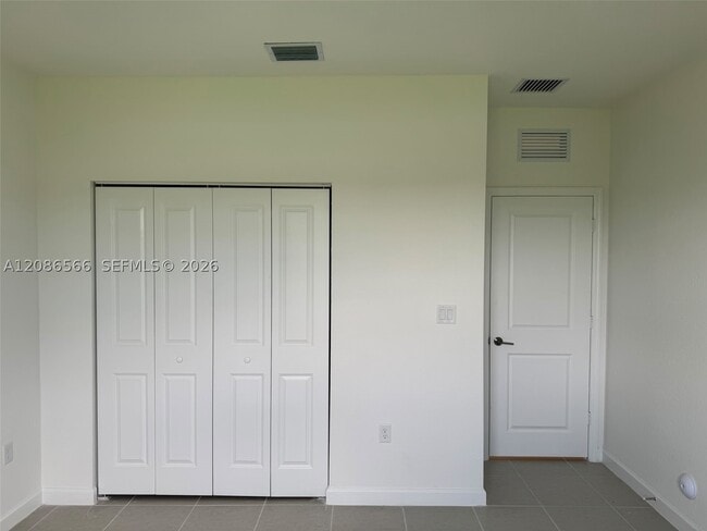 Building Photo - 2404 SE 29th Dr