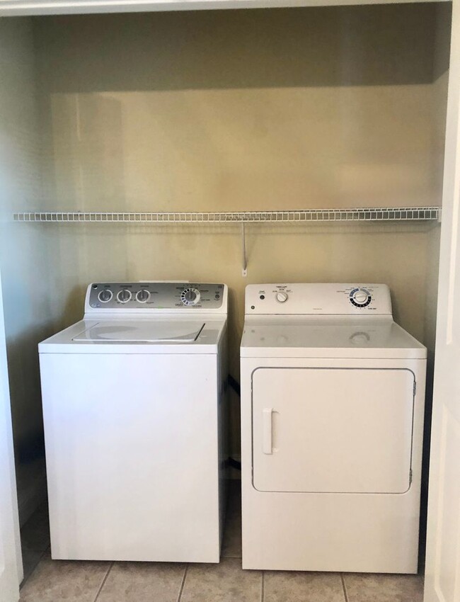 Building Photo - 3 Bedroom Townhouse Available now  in a de...