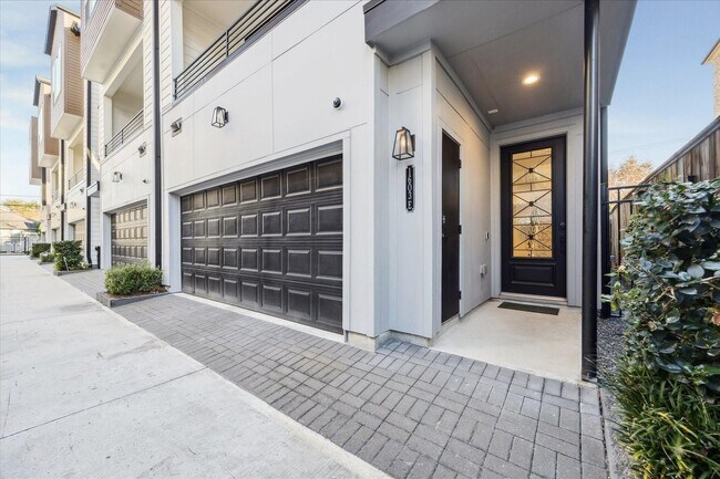 Building Photo - Welcome to this charming property featuring modern amenities and a spacious, open layout. This ho...