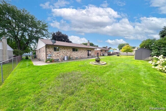 Building Photo - 41415 Harvard Dr