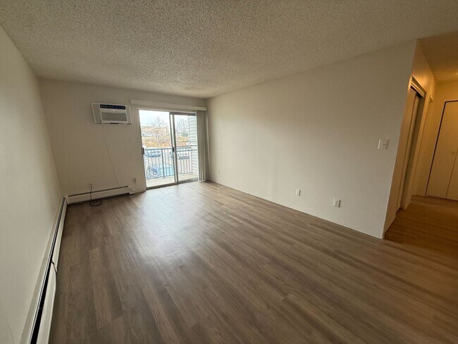 Building Photo - Nice 1 Bedroom 1 Bathroom Condo in Golden with Pool!! Available NOW!!
