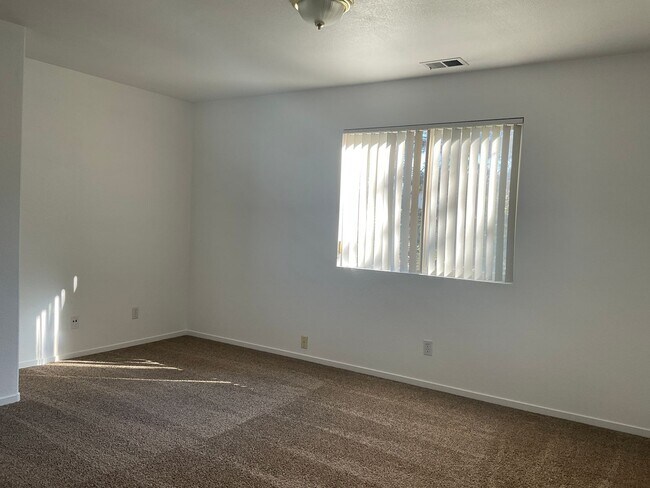 Building Photo - Sparks Family Home in Great Commuting and shopping Location with $1000 Move in Rent Credit!