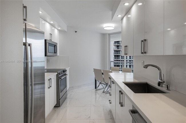 Building Photo - 16425 Collins Ave