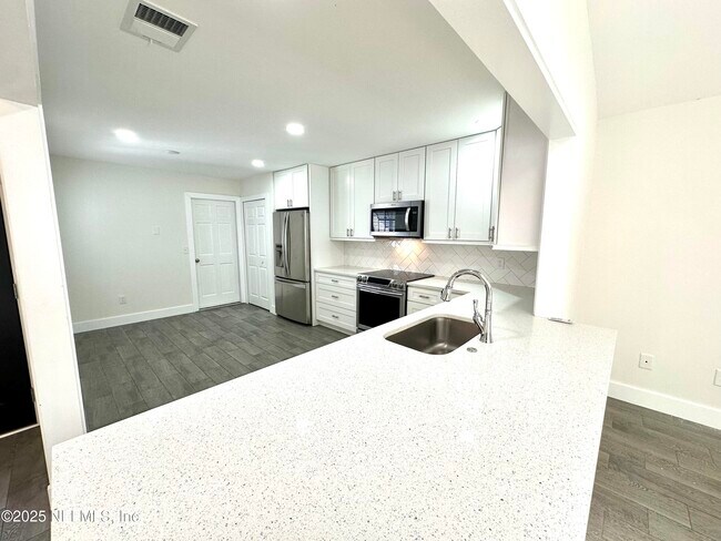 Building Photo - 4364 Lake Woodbourne Dr S