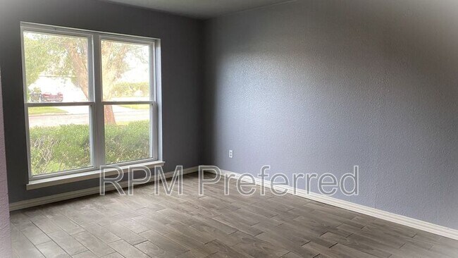 Building Photo - 11910 Hunkler Dr