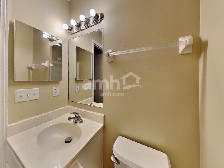 Building Photo - 1216 Walker Springs Dr