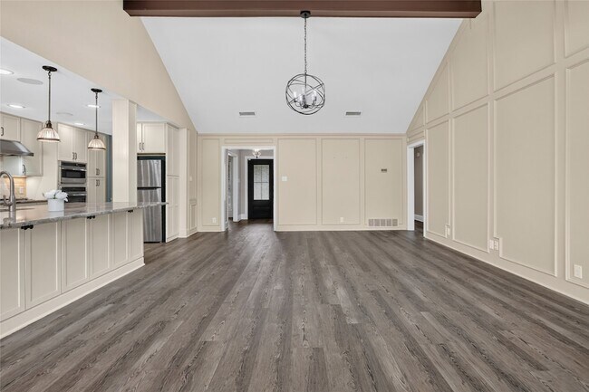 Building Photo - 1400 Emerald Cir