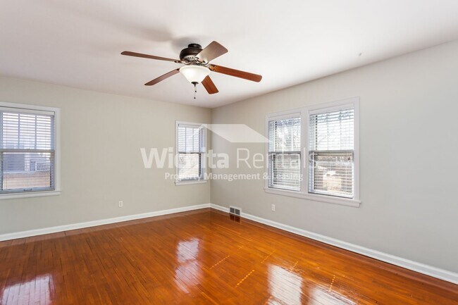 Building Photo - Charming 3 bedroom, 1.5 bathroom home, with 1 car garage in the Heart of Riverside