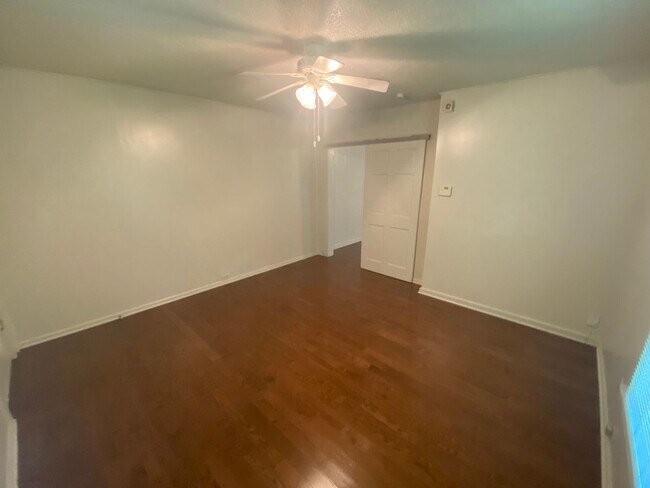 Building Photo - 1 Br Duplex Near Duke East - Fenced Yd - Huge Kitchen!
