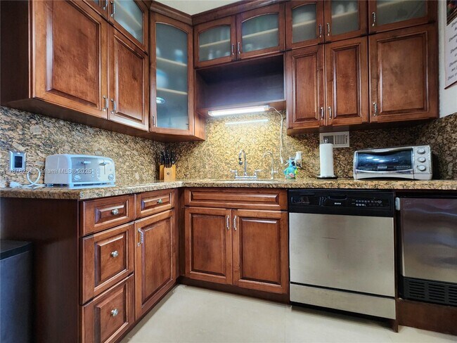 Building Photo - 3505 S Ocean Dr