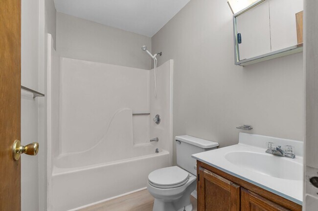 Building Photo - 2 Bedroom 1 Bathroom Duplex