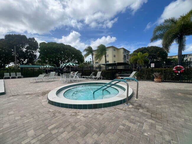 Building Photo - 2615 NE 3rd Ct