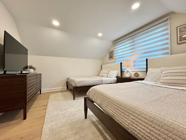 Building Photo - 240 Norgrove Ave