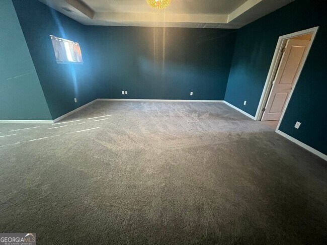 Building Photo - 165 Craines View