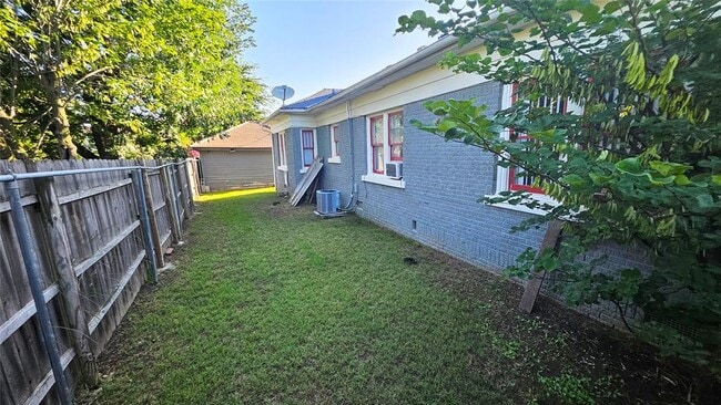 Building Photo - 2203 N Barnes Ave