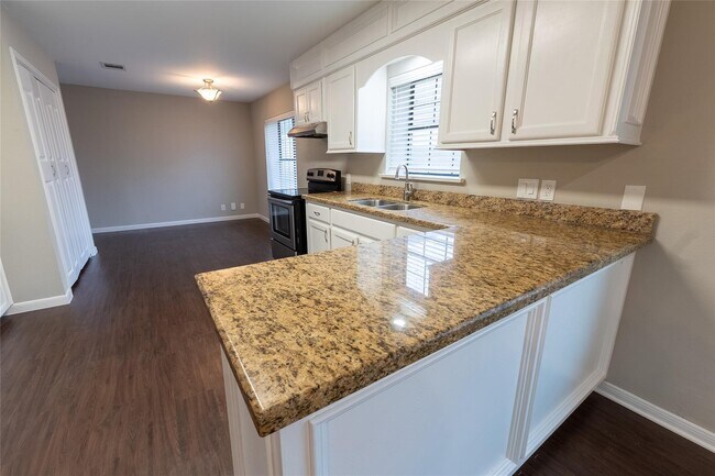 Building Photo - 328 Lake View Dr