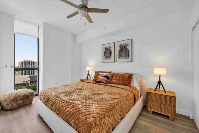 Building Photo - 1642 NE 1st Ave