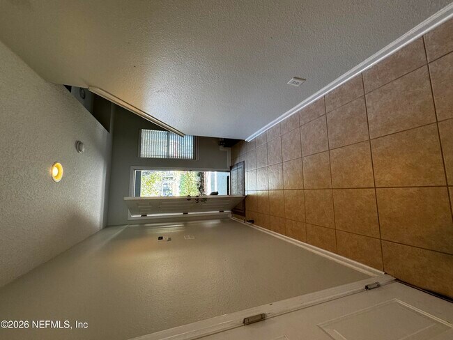 Building Photo - 1052 N Black Cherry Dr