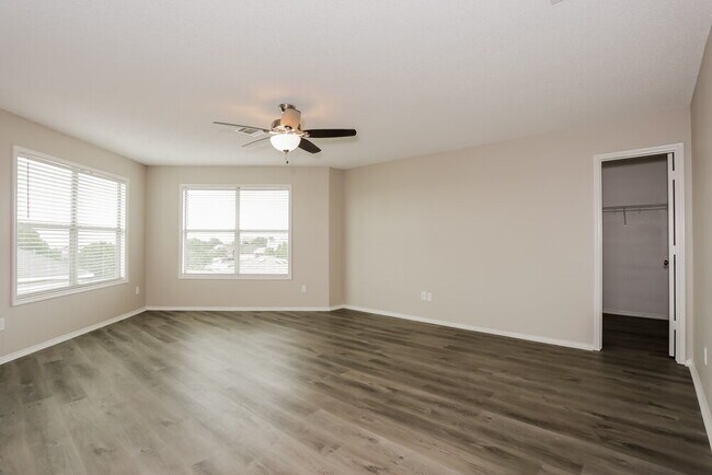 Building Photo - 10044 Legacy Dr